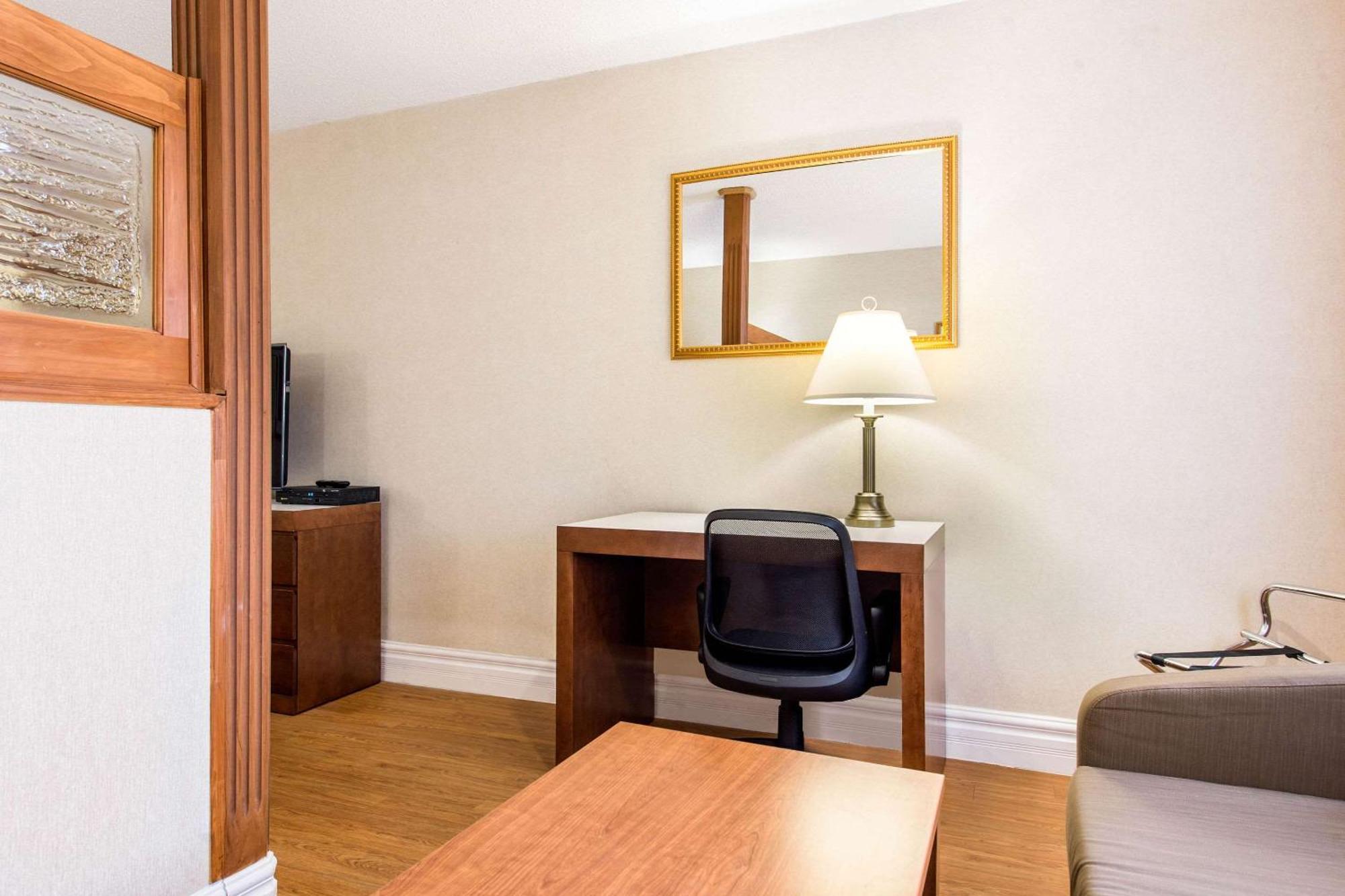 Quality Inn & Suites Гатино Экстерьер фото